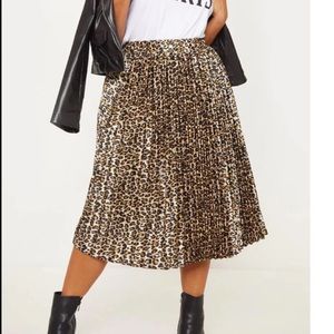 PrettyLittleThing leopard print pleated skirt